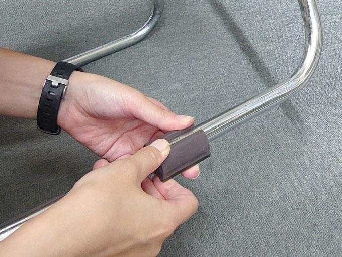 取り付けは、手ではめるだけ